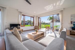 Om Cemagi Villa - Rice Field Oasis with Pool & Rooftop close to Beach
