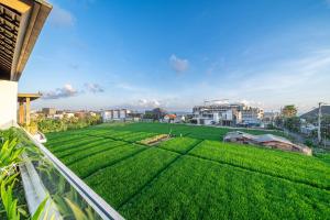 Om Cemagi Villa - Rice Field Oasis with Pool & Rooftop close to Beach