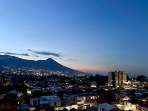 Estudio con piscina y vista al volcán de San Salvador