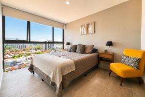 Estudio con piscina y vista al volcán de San Salvador