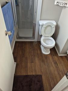 Peaceful Master bedroom 20 min drive from airport