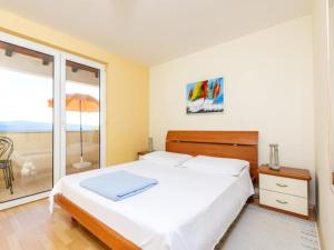 Classic One Bedroom Apartment with Sea View and Terrace