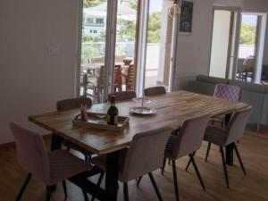 Three Bedroom Holiday Home With Balcony and Sea View