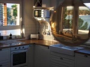 Three Bedroom Holiday Home With Balcony and Sea View
