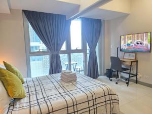 BGC Uptown Cosy Hotel Vibe with Balcony and Fast Wi-fi close to Grand Hyatt Hotel Malls St Lukes