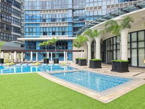 BGC Uptown Cosy Hotel Vibe with Balcony and Fast Wi-fi close to Grand Hyatt Hotel Malls St Lukes