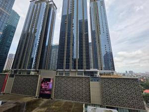 BGC Uptown Cosy Hotel Vibe with Balcony and Fast Wi-fi close to Grand Hyatt Hotel Malls St Lukes