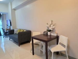 BGC Uptown Cosy Hotel Vibe with Balcony and Fast Wi-fi close to Grand Hyatt Hotel Malls St Lukes