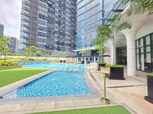 BGC Uptown Cosy Hotel Vibe with Balcony and Fast Wi-fi close to Grand Hyatt Hotel Malls St Lukes