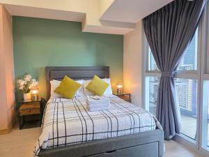 BGC Uptown Cosy Hotel Vibe with Balcony and Fast Wi-fi close to Grand Hyatt Hotel Malls St Lukes