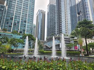 BGC Uptown Cosy Hotel Vibe with Balcony and Fast Wi-fi close to Grand Hyatt Hotel Malls St Lukes