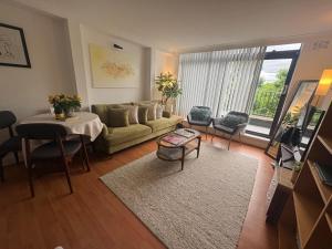 Hyde Park,3 min walk,Family home! 2 Bedrooms & 2 Bathrooms Apartment! Fantastic Location