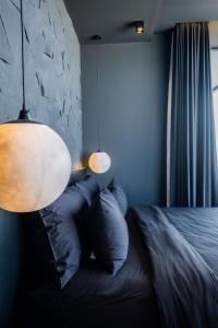 The Bat Cave Dark Luxury, Cold Plunge & Sauna