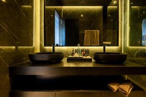 The Bat Cave Dark Luxury, Cold Plunge & Sauna