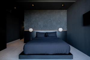 The Bat Cave Dark Luxury, Cold Plunge & Sauna