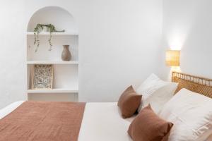 Villa Nerja with Pool, BBQ, Games & Fireplace
