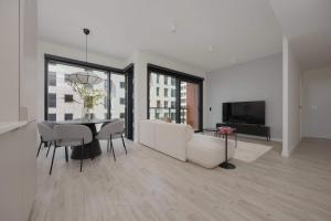 Luxury Apartment at Towarowa Towers with Parking and Air Conditioning by Renters Prestige