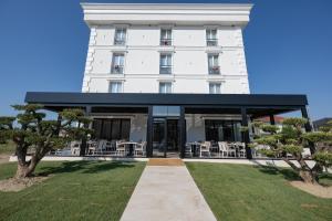 Hotel By Holiday