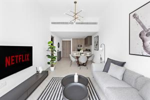 VayK - Great 2 BD with Private Plunge Pool in JVC