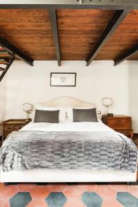 Delightful Piazza di Spagna with balcony