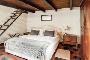 Delightful Piazza di Spagna with balcony