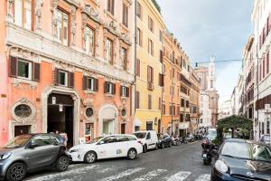 Delightful Piazza di Spagna with balcony