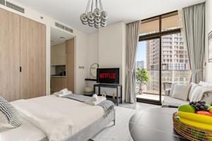 VayK - Elegant Studio in Business Bay with Canal View