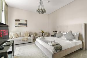 VayK - Elegant Studio in Business Bay with Canal View