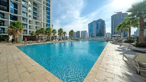 StayShort - Studio in Business Bay Balcony that Sleeps 4