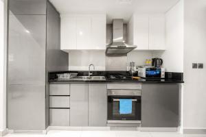 StayShort - Studio in Business Bay Balcony that Sleeps 4