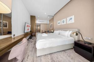 StayShort - Studio in Business Bay Balcony that Sleeps 4