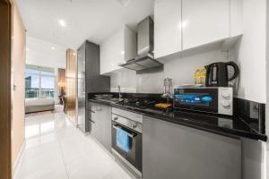 StayShort - Studio in Business Bay Balcony that Sleeps 4