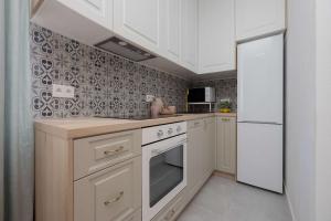 Stylish Apartment for 4 People Near the Theatre in Warsaw by Noclegi Renters