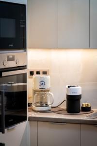 Modern Kallithea Apartment - Metro, WiFi & AC