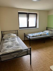 Monteuerzimmer 2 Zimmer-3 Betten mit gemeinschaftlichen Bad in OG