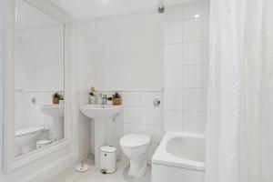 Modern 3 Bed Townhouse in Barons Court
