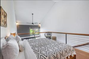 Sasya Loft - Cozy & Modern in Seminyak with Pool and Kitchen