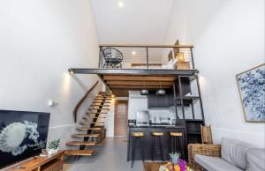 Sasya Loft - Cozy & Modern in Seminyak with Pool and Kitchen