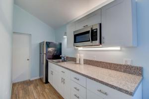 VILLA 3 walk to Beach, Pool, Daily Rentals