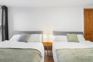 Modern 3 Bed Townhouse in Barons Court