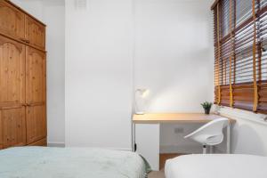 Modern 3 Bed Townhouse in Barons Court