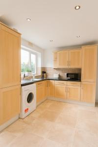 Kempston Home Sleeps 7-9 Long Stays Parking
