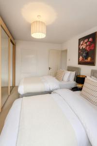 Kempston Home Sleeps 7-9 Long Stays Parking