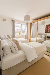 Kempston Home Sleeps 7-9 Long Stays Parking