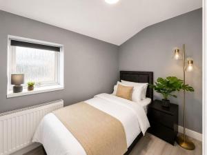 Bedford Station Retreat - Sleeps 3 - Free Parking