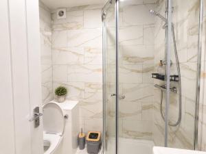 Bedford Station Retreat - Sleeps 3 - Free Parking