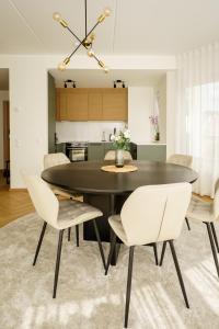 Stylish Veerenni Apartment with Panoramic Windows
