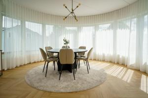 Stylish Veerenni Apartment with Panoramic Windows