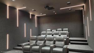 Luxury Condo Near Everything a 15 minutos de todo Pool Cinema Gym