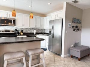 Peaceful Escape – Tamarind with Pool & Bay Views